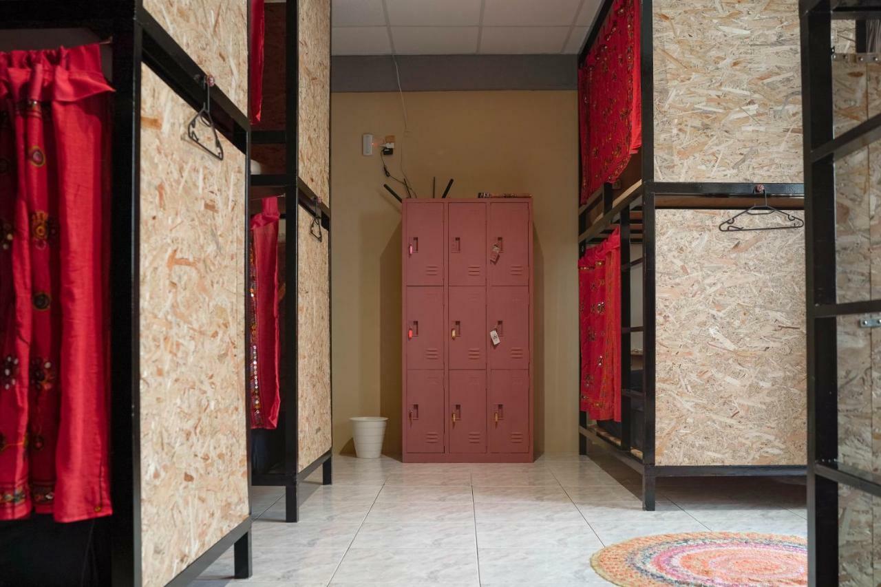 Dulan The Travel Bug Bistro Inn Donghe Exterior photo