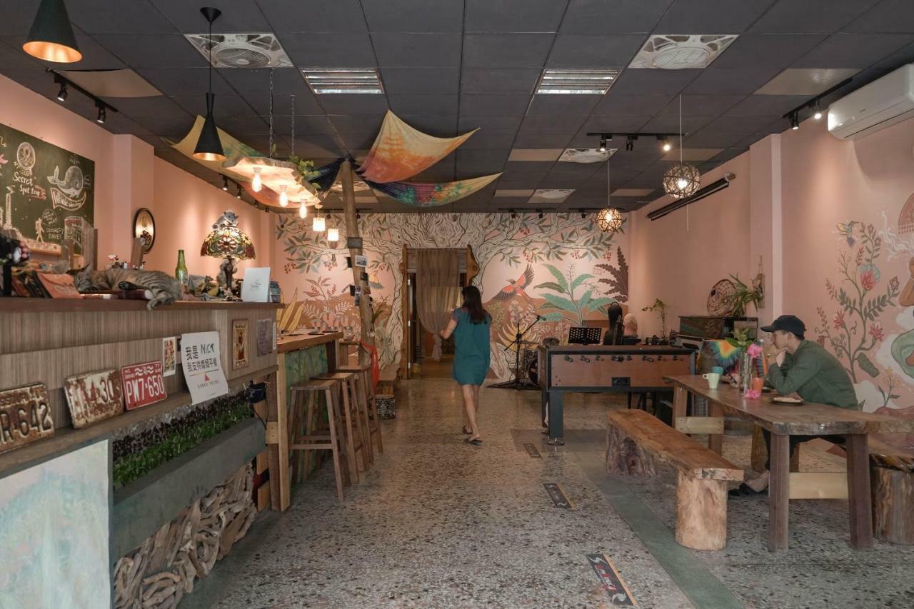 Dulan The Travel Bug Bistro Inn Donghe Exterior photo
