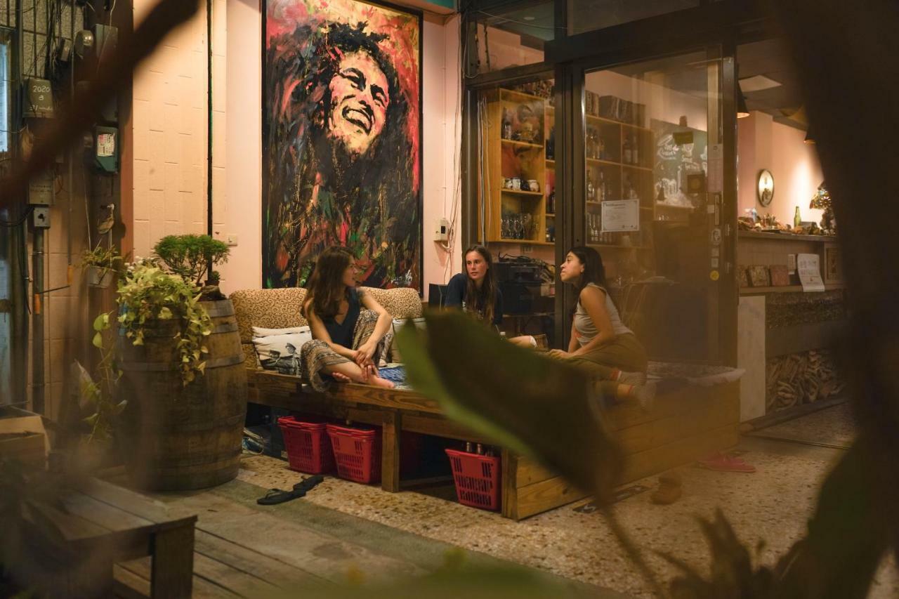 Dulan The Travel Bug Bistro Inn Donghe Exterior photo