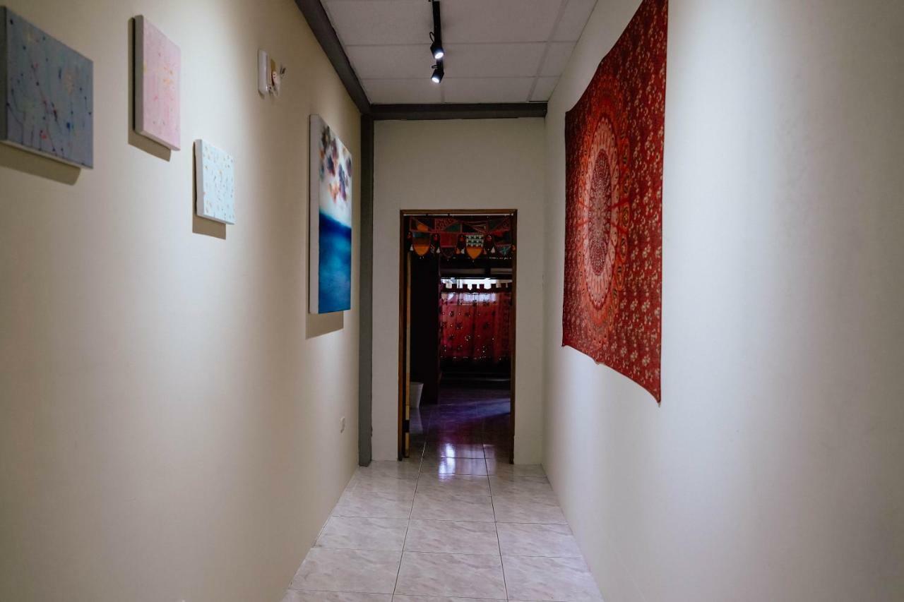 Dulan The Travel Bug Bistro Inn Donghe Exterior photo