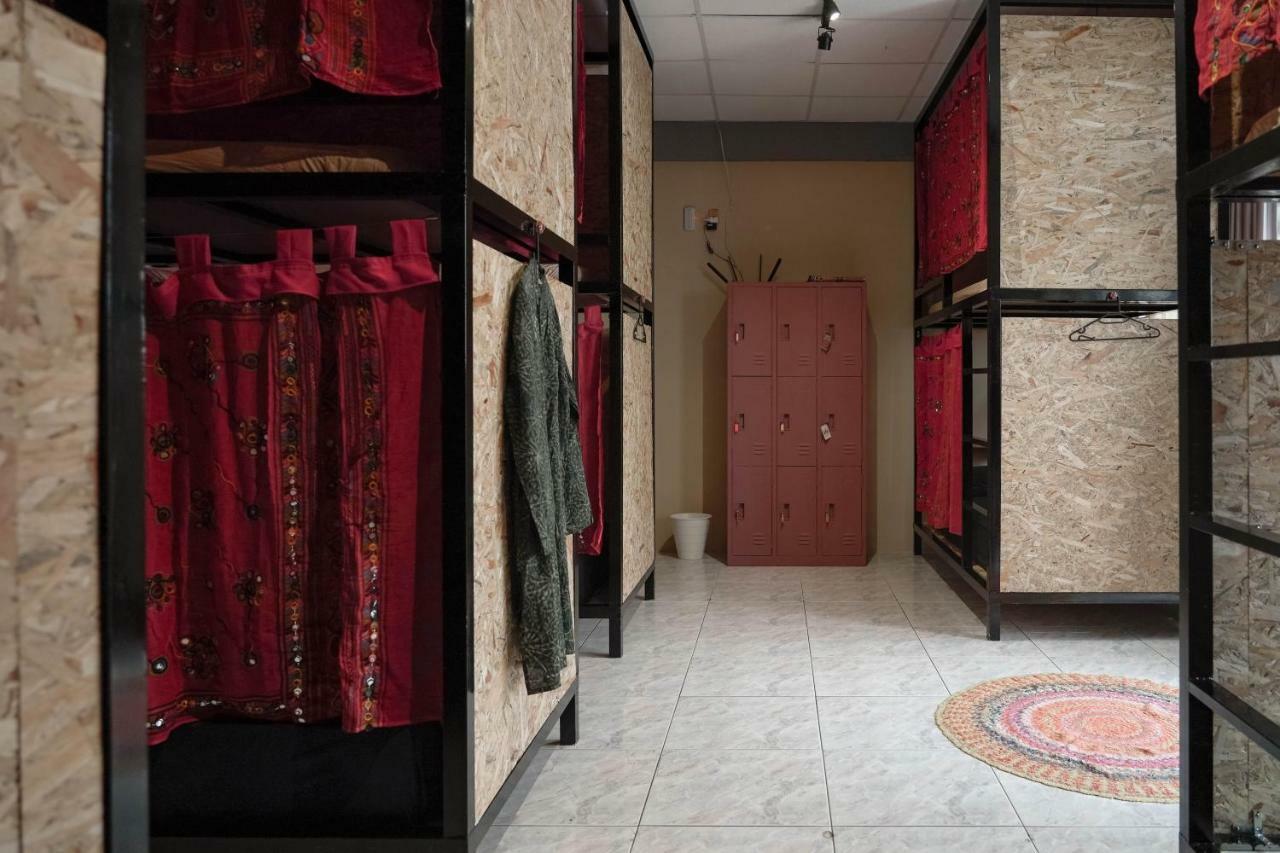 Dulan The Travel Bug Bistro Inn Donghe Exterior photo
